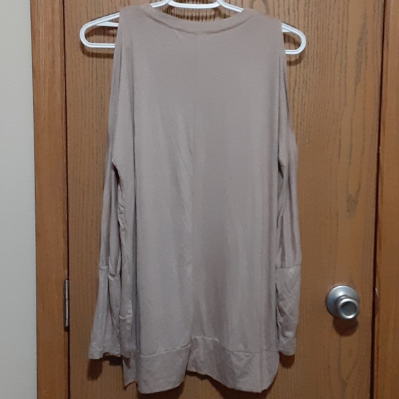 Leo Rosi Women's Miranda Cold Shoulder Top - Picture 3 of 5